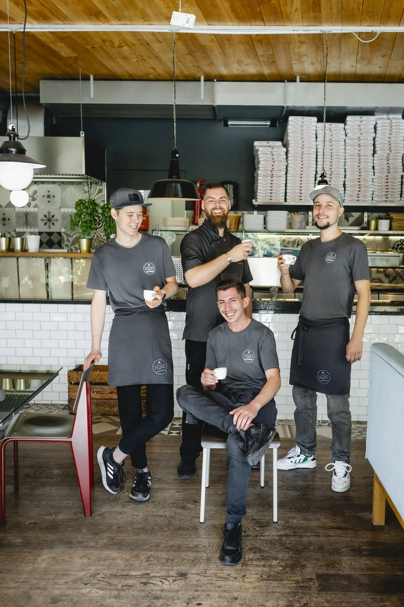 Restaurant-Team mit digitaler Aufgabenverteilung in der Gastronomie