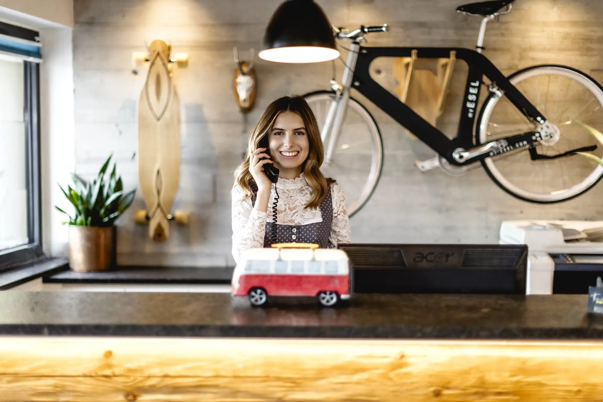 Hotelteam mit mobiler Aufgabenverwaltung für Housekeeping und Service